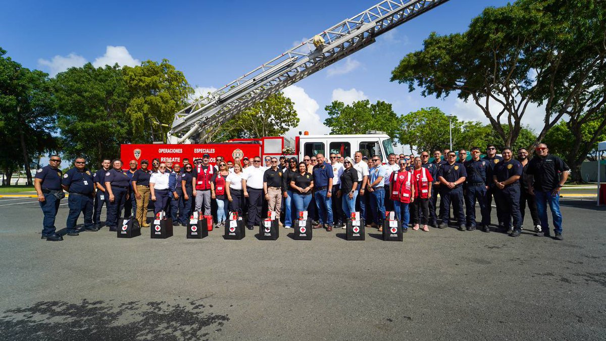 ¡Llegamos hasta Bayamón!

El Negociado del Cuerpo de Bomberos dijo presente en Santa Juanita y Lomas Verdes como parte del impacto comunitario: inspección de hidrantes y detectores, charlas para adultos mayores y la Banda de Bomberos.
¡Seguimos en tu comunidad!
