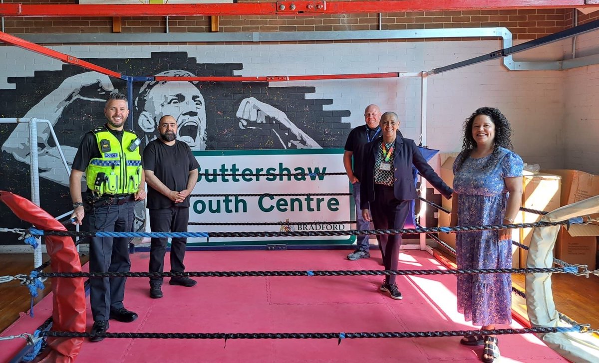 West Yorks Dep. Mayor for Policing & Crime (@deputymayorpcwy) on Twitter photo Wonderful to visit Buttershaw Youth Centre today to see the great work they're doing in the community. I also spoke to Wibsey Primary School pupils about how Bradford Park Avenue Football Club is helping <a href="/WYP_BradfordS/">West Yorkshire Police - Bradford South</a> officers to steer young people away from knife crime and ASB. Wonderful to visit Buttershaw Youth Centre today to see the great work they're doing in the community. I also spoke to Wibsey Primary School pupils about how Bradford Park Avenue Football Club is helping <a href="/WYP_BradfordS/">West Yorkshire Police - Bradford South</a> officers to steer young people away from knife crime and ASB.