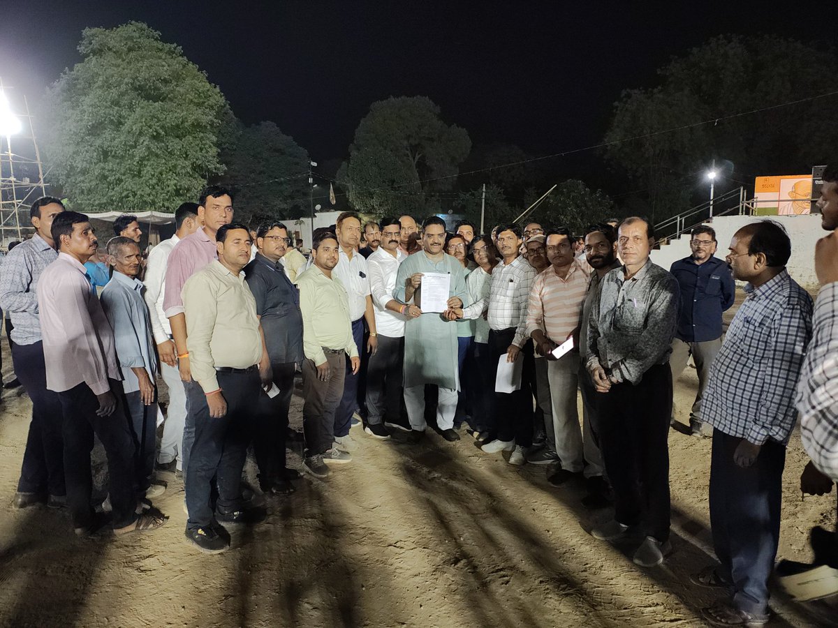 ykumar972's tweet photo. माननीय समाज कल्याण मंत्री श्रीमान असीम अरूण जी को उत्तर प्रदेश सहकारी ग्राम विकास बैंक जनपद कन्नौज व फर्रुखाबाद की समस्त शाखाओं के वरिष्ठ शाखा प्रबंधक व शाखा प्रबंधक एवं समस्त कर्मचारियो के द्वारा ज्ञापन दिया गया https://t.co/IoG7yWJDCk