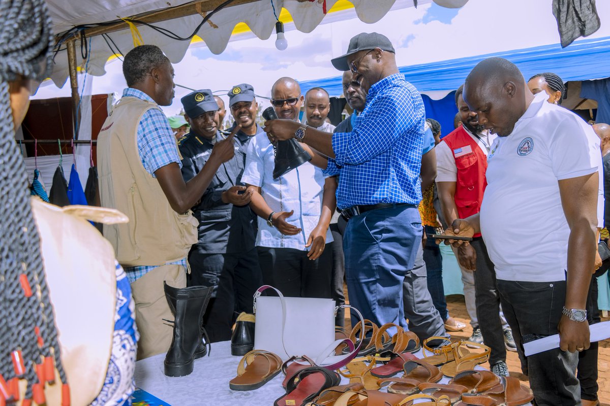 Visit Kirehe π·πΌ (@visitkirehe) on Twitter photo Guverineri wa <a href="/RwandaEast/">πππ¬πππ«π§ ππ«π¨π―π’π§ππ | ππ°ππ§ππ</a> <a href="/PudenceR/">Pudence RUBINGISA</a> ari kumwe n'inzego z'umutekano hamwe na Komite Nyobozi y'Akarere yafunguye ku mugaragaro imurikabikorwa ry'abafatanyabikorwa (KIREHE JADF- OPEN DAY) rizamara iminsi 3 , Abafatanyabikorwa batandukanye baramurika ibyo bakora.
#KireheOpenDay2025 Guverineri wa <a href="/RwandaEast/">πππ¬πππ«π§ ππ«π¨π―π’π§ππ | ππ°ππ§ππ</a> <a href="/PudenceR/">Pudence RUBINGISA</a> ari kumwe n'inzego z'umutekano hamwe na Komite Nyobozi y'Akarere yafunguye ku mugaragaro imurikabikorwa ry'abafatanyabikorwa (KIREHE JADF- OPEN DAY) rizamara iminsi 3 , Abafatanyabikorwa batandukanye baramurika ibyo bakora.
#KireheOpenDay2025
