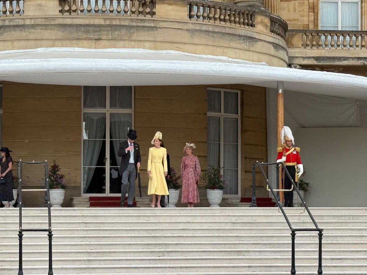 agedorgallery's tweet photo. ✨ Surprise! ✨
Their Royal Highnesses, The Prince of Wales and The Princess of Wales, graced the Buckingham Palace Garden Party with their splendid presence! 🌸🏛️ A truly enchanting affair fit for royalty. 
Best royal #collectibles on https://t.co/QudWDmh9QC
#RoyalGardenParty #BuckinghamPalace #PrinceAndPrincessOfWales #EleganceAndGrace #RoyalWatch #HRH #RegalAffair #BritishRoyalty #RoyalStyle #MajesticMoments  #PrincessCatherine #PrinceWilliam #KateMiddleton #Agedor #RoyalNews