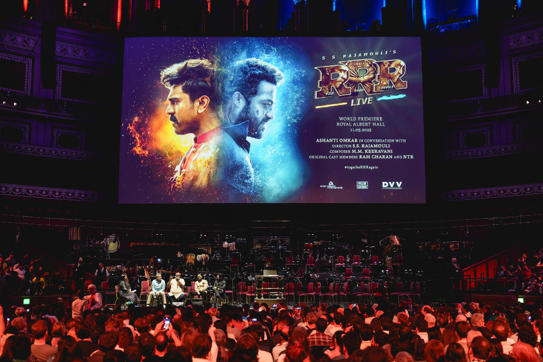 AshantiOmkar's tweet photo. 🪬🔱🧿 Great to share some professional photos from the huge scale #RRRLive event at @RoyalAlbertHall with the @royalphilorch &amp; my hosting the on stage pre show conversation with @ssrajamouli @mmkeeravaani #NTRJr #RamCharan 🎤
📸Andrew Paradise
#RRRinLondon @RRRMovie #RRRinLondon https://t.co/cLfjoU59gK