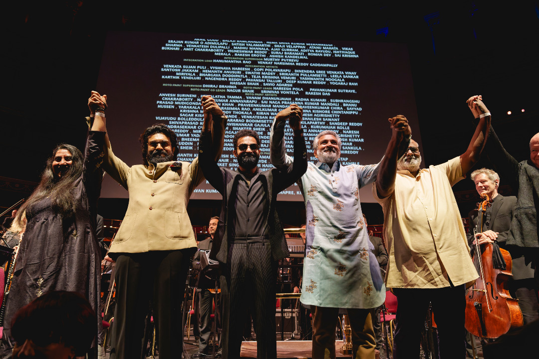 AshantiOmkar's tweet photo. 🪬🔱🧿 Great to share some professional photos from the huge scale #RRRLive event at @RoyalAlbertHall with the @royalphilorch &amp; my hosting the on stage pre show conversation with @ssrajamouli @mmkeeravaani #NTRJr #RamCharan 🎤
📸Andrew Paradise
#RRRinLondon @RRRMovie #RRRinLondon https://t.co/cLfjoU59gK