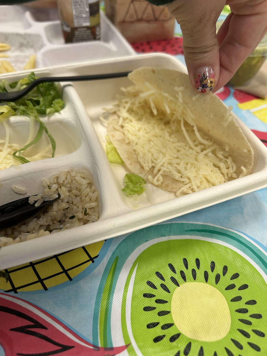 lorenraye's tweet photo. Hey, @ChipotleTweets ! Love you guys. Was super disappointed, though, to open my daughter’s to-go kids meal and see a cold, unmelted quesadilla. Anything you can do?? https://t.co/kxWrTuE6j7