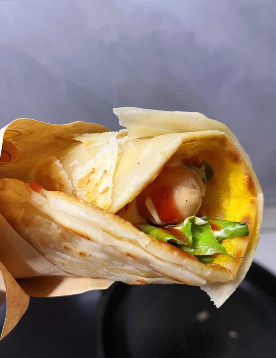 erhervy's tweet photo. Starting the day with an unexpected twist: a hot dog on a fluffy pancake! Who's ready for this savory-sweet combo? 🌭🥞 #FastFood #Foodie #Yum https://t.co/4hrAGNVHIp