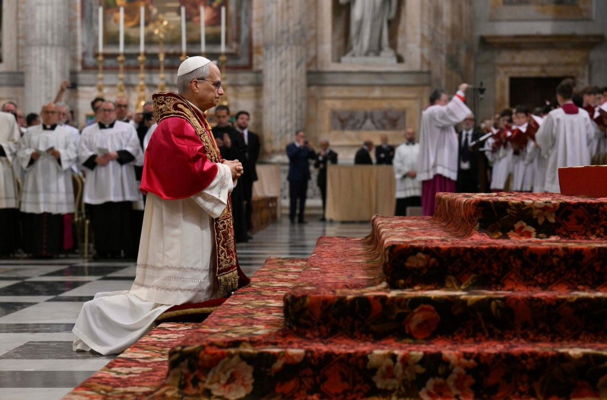 vaticannews_it's tweet photo. Il #Papa visita la Basilica di San Paolo fuori le Mura, e si ferma in preghiera davanti al sepolcro. Nell'omelia il richiamo ai temi fondamentali del messaggio paolino: grazia, #fede e giustizia
#VaticanNewsIT
Leggi qui ⬇️
https://t.co/blLUC9yTl4 https://t.co/qKCRxelXpz
