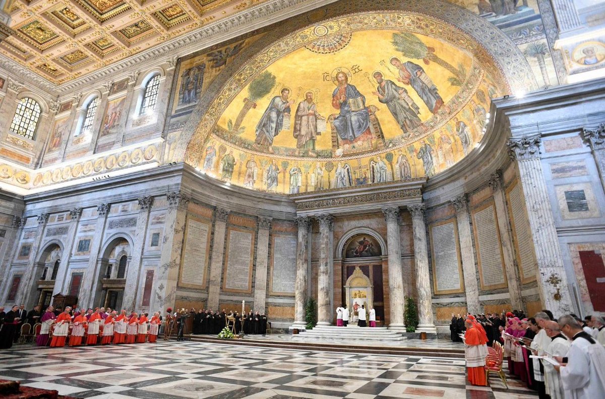 vaticannews_it's tweet photo. Il #Papa visita la Basilica di San Paolo fuori le Mura, e si ferma in preghiera davanti al sepolcro. Nell'omelia il richiamo ai temi fondamentali del messaggio paolino: grazia, #fede e giustizia
#VaticanNewsIT
Leggi qui ⬇️
https://t.co/blLUC9yTl4 https://t.co/qKCRxelXpz