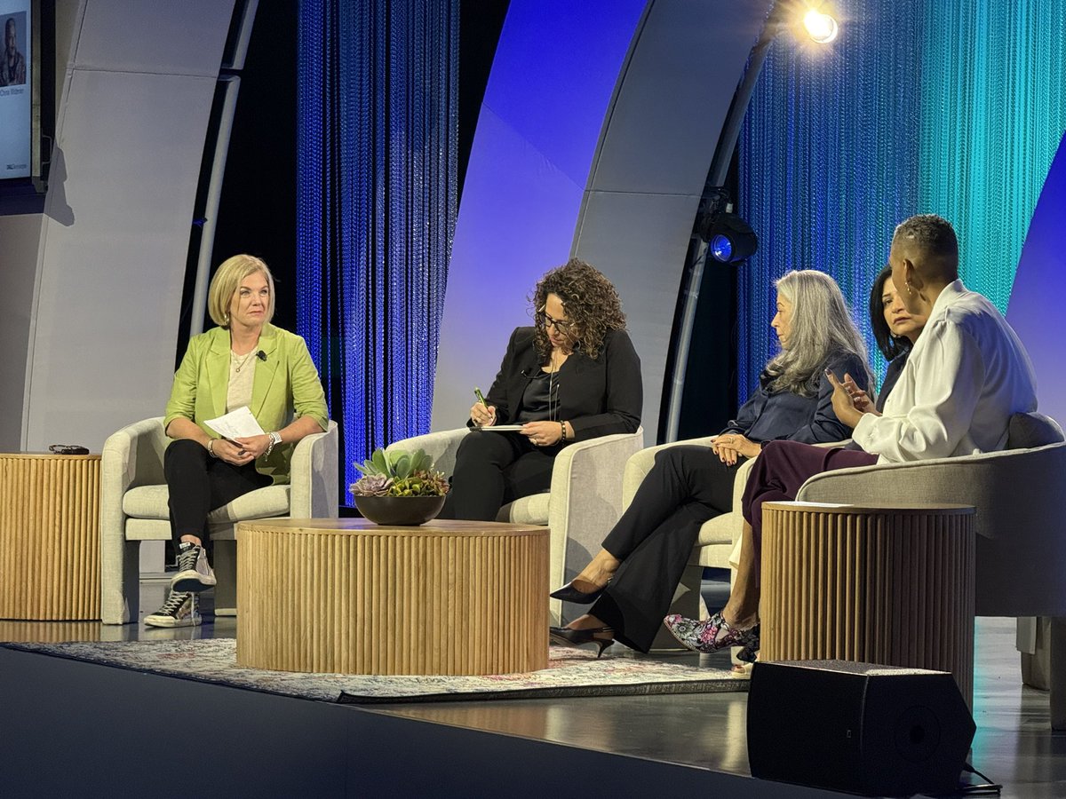Walking to <a href="/theICToptimist/">John Roese</a> AI session &amp; ran into this all female Power Panel hosted by JJ Davis. Practitioners talking data challenges, governance &amp; applying AI. <a href="/Deloitte/">Deloitte</a>'s <a href="/china_widener/">China</a> hammering home the importance of building in governance at the start #WIT #DellTechWorld