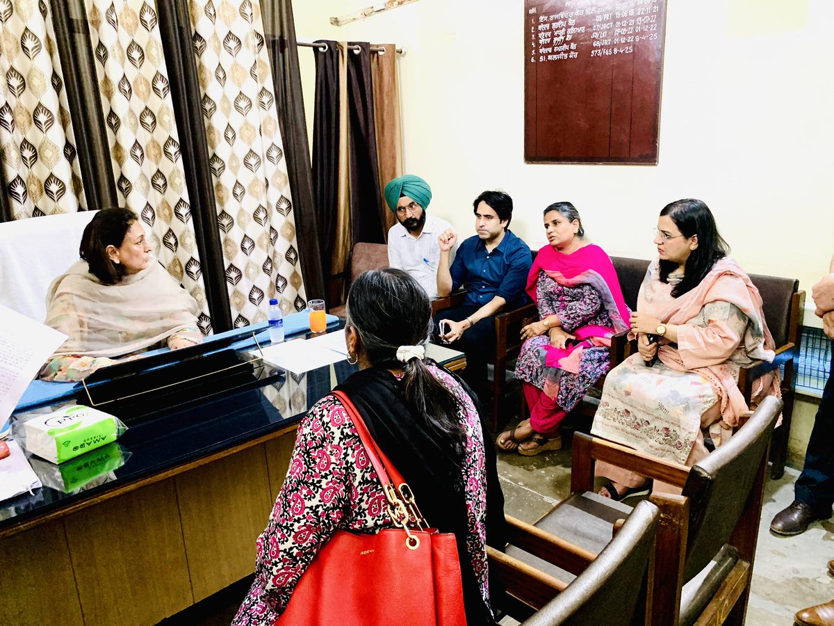 rajlali's tweet photo. Visited Women Cell Fatehgarh Sahib on a surprise visit , conducted case inquiries, met the Complaintant and made sure the system works fairly and attends to each and every complain. 
#PSWC #Fatehgarh_Sahib #PunjabPolice #WomenCell https://t.co/lvVk2bNhpV