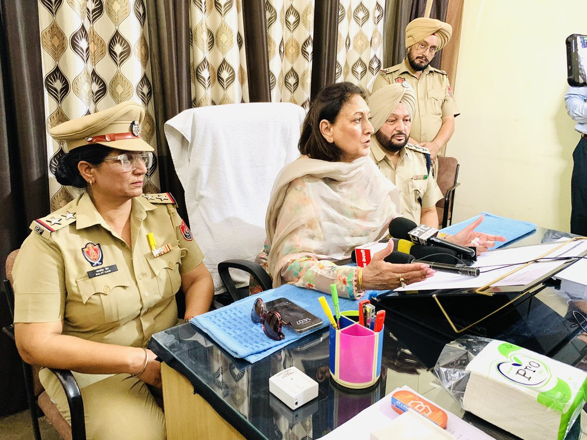 rajlali's tweet photo. Visited Women Cell Fatehgarh Sahib on a surprise visit , conducted case inquiries, met the Complaintant and made sure the system works fairly and attends to each and every complain. 
#PSWC #Fatehgarh_Sahib #PunjabPolice #WomenCell https://t.co/lvVk2bNhpV