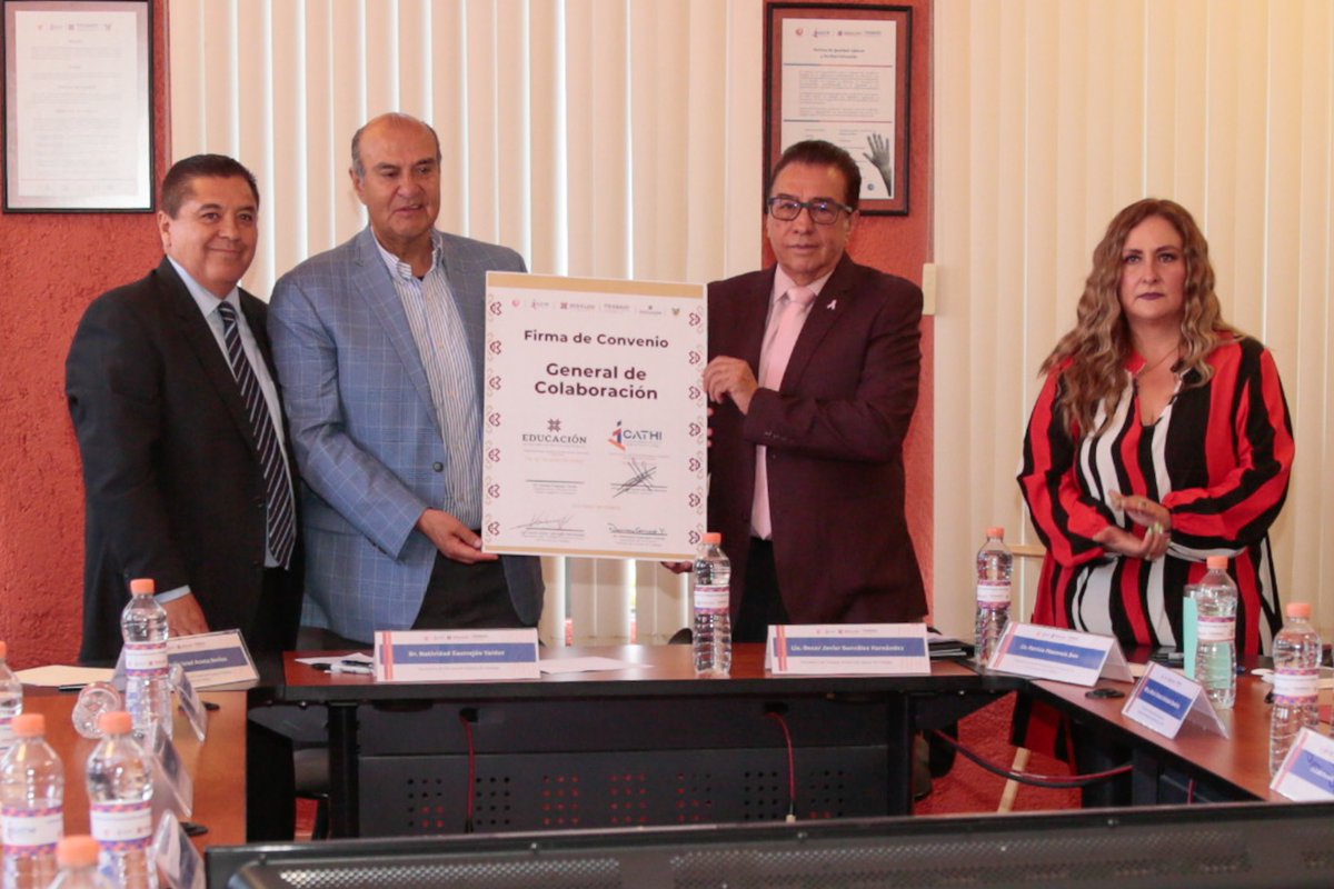 SEPHidalgo's tweet image. El secretario de Educación Pública de Hidalgo, @natycastrejonv , firmó un convenio de colaboración con el @icathi para fortalecer la capacitación laboral de mujeres en situación de vulnerabilidad, reafirmando así el compromiso del gobernador @juliomenchaca_ de impulsar su…