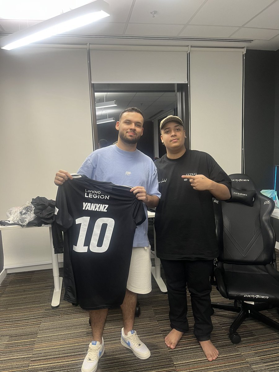 Royales tweet media