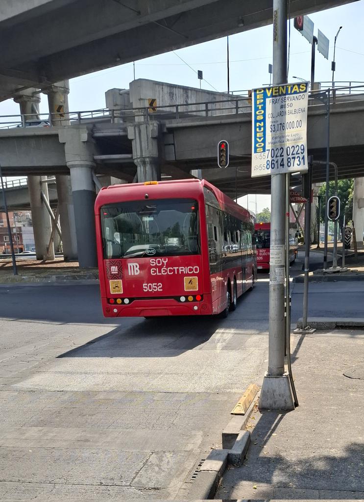bchwrld's tweet photo. Hola @MetrobusCDMX, ¿hay alguna instrucción que reciban los operadores en caso de juntarse en una estación? La unidad 5052 línea 4 ruta sur dirección San Lázaro no hizo parada en la estación Moctezuma, venía detrás de otra. No es la primera vez que pasa. Hoy 9:45 am aprox. https://t.co/lLJZvraSpt