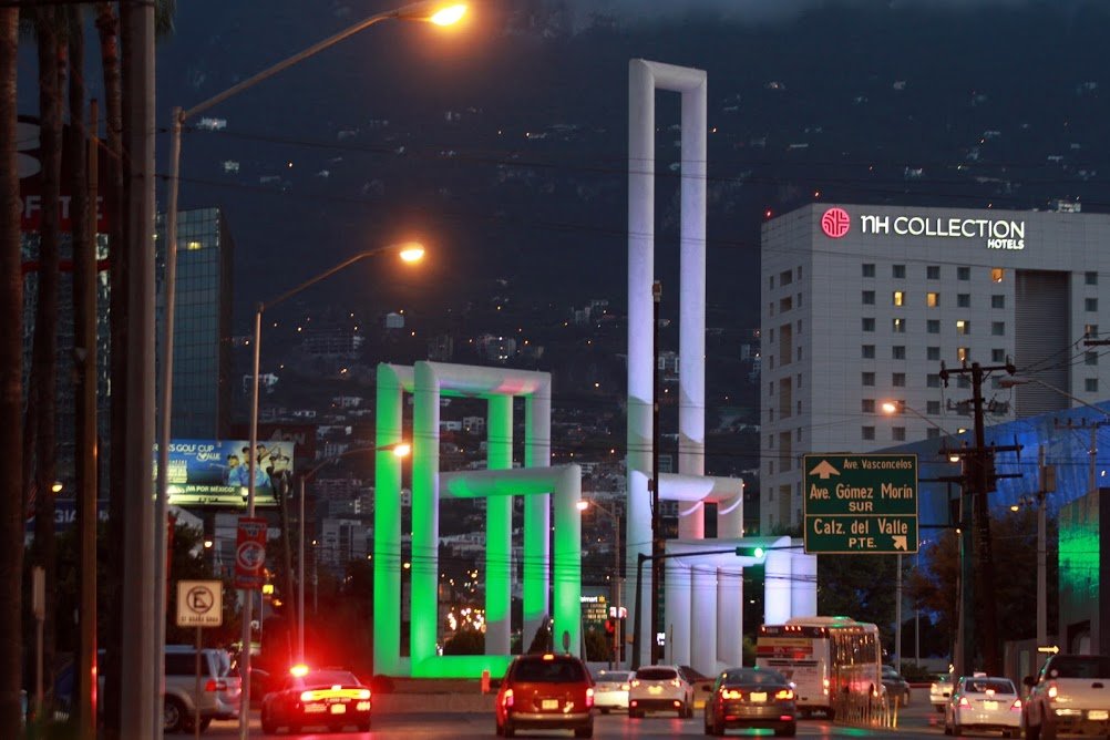 AsiEsMonterrey's tweet photo. Sin embargo la escultura llegó a su fin! 👇 #LosTubos #SanPedroGG #HistoriaLocal #EsculturaMexicana #NuevoLeon https://t.co/RzPXoCsFsD