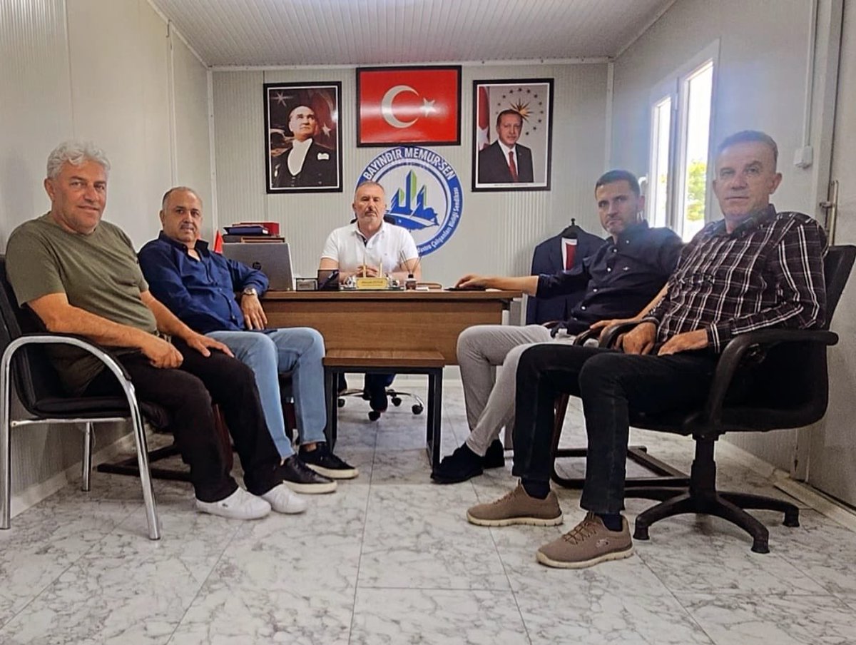_huseyintutar68's tweet photo. Sendika çalışma ofisimizde bizleri ziyaretleriyle onurlandıran şehrimizin ekonomisine değer katan kıymetli iş insanlarımız, Ahmet Arslanoğlu’na, Rüstem Konak’a, Özcan Ocakoğlu’na ve Rüştü Kanlı’ya nazik ziyaretlerinden dolayı teşekkür eder, işlerinde başarılar diliyorum. https://t.co/ohbdzleH36