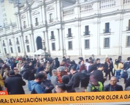 A esta hora <a href="/cbsantiago/">Cuerpo de Bomberos de Santiago</a> trabajando en varios puntos por emanación de gas en: #SantiagoCentro   
- Compañía con Teatinos  
- Catedral con Almirante Barroso  
- Libertad con Presidente Errazuriz  
- Yungay con Libertad  y alrededores. 

 (Información en desarrollo)