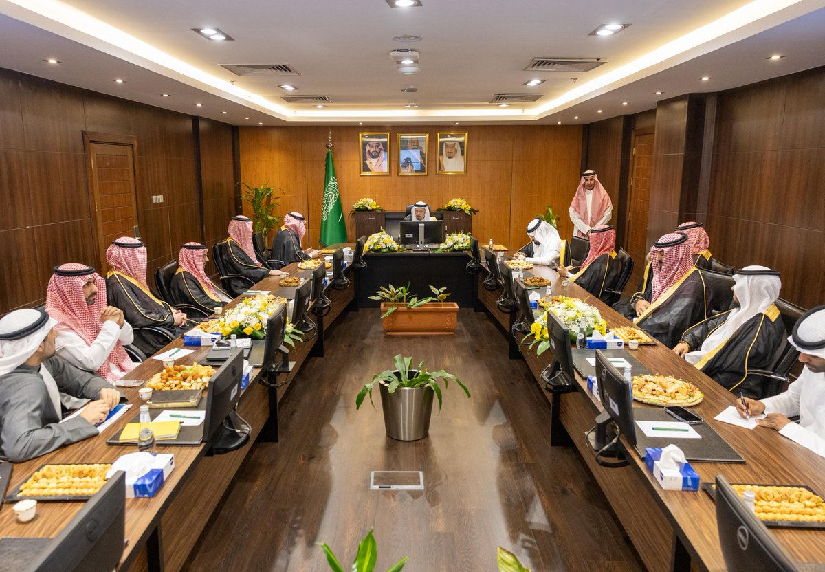 MISA's tweet photo. زار معالي وزير الاستثمار @Khalid_AlFalih مقر هيئة تطوير محافظة جدة، حيث عقد هناك لقاءً اطلع فيه على نشاطات الهيئة ومشروعاتها الاستثمارية النوعية، وناقش سبل تعزيز التعاون المشترك لتحفيز التنمية الشاملة في القطاعات التي تتميز بها المحافظة. https://t.co/feYpNuvbp9