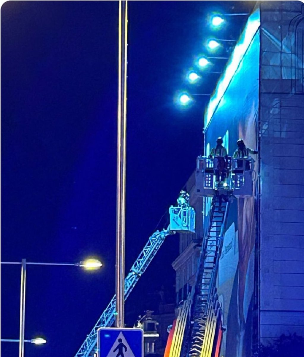 Alviseperez's tweet photo. Un puto mes estuvimos pidiendo junto a los tenientes-coroneles esas grúas en Paiporta y Algemesí, y ni siquiera nos respondíais.

Ahora aparecen por orden de Pedro Sánchez en apenas 90 minutos para quitar un cartel crítico con él.

Sois un cáncer y os vamos a extirpar. https://t.co/J1u9ovDem6