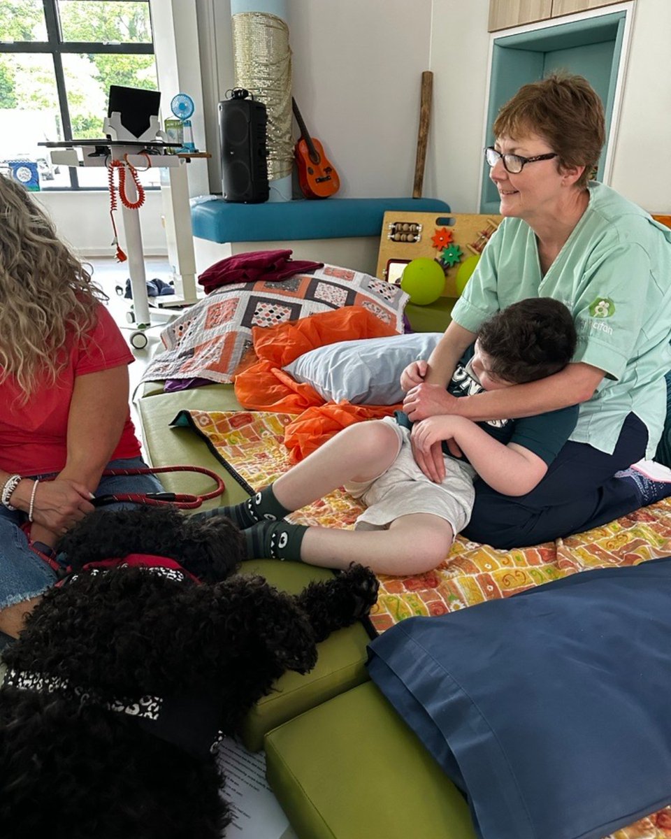 Ollie enjoyed Idris snuggling up to his feet during last week's session with @cariadpet 🐶 

These sessions are fantastic for children (and adults!), promoting wellness through animal-human engagement 💚

#TherapyDogs #DogTherapy #PetTherapy