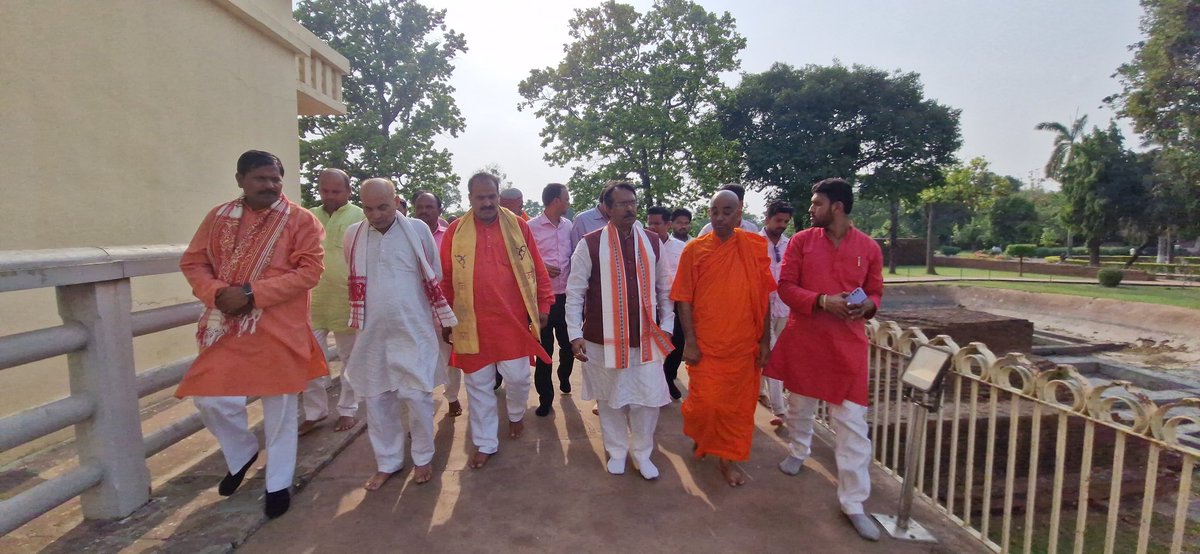 विधानसभा कुशीनगर
केंद्रीय राज्य मंत्री माननीय हर्ष मल्होत्रा जी का कुशीनगर आगमन पर स्वागत किया गया तथा उन्होंने महापरिनिर्वाण मंदिर पर पूजा अर्चना किये.....