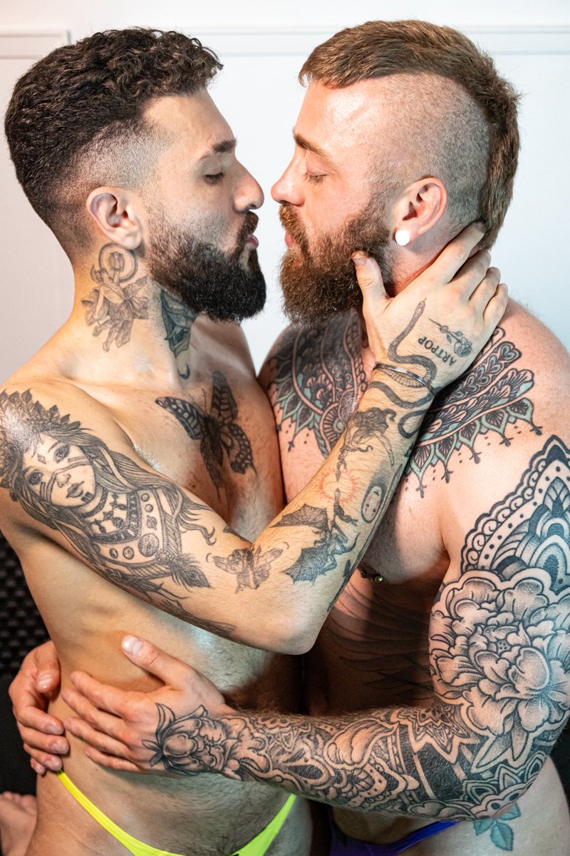 hotnsexyluke's tweet photo. “All I know it’s 10:35 and I can feel your arms around me, let ‘em drown me. All I know it’s 10:35 and I’m thanking, thanking god that you found me. That you found me.” 
📸 @badbadgerphoto 
👨🏻‍🤝‍👨🏼 @OtterFuzzyBoy https://t.co/xGR6VoSOeh