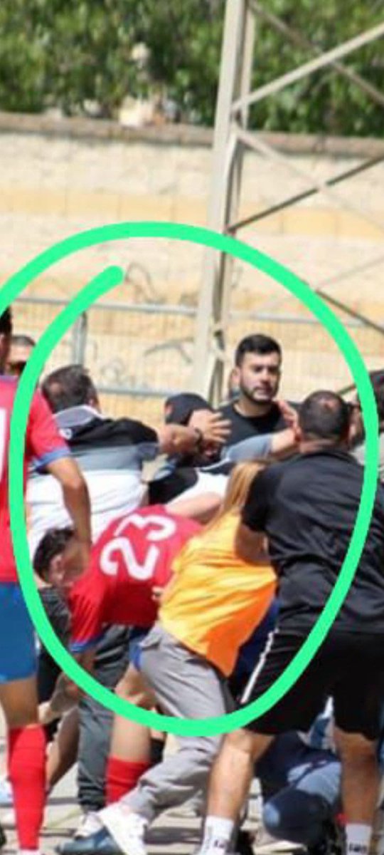 cazina10's tweet photo. @Guiller52862389 @Callejolero4 @gabycumbreras @CDSFAtletico Mira este delegado pegando en vez de separar como hicimos otros,fue vergonzoso por los jugadores,y los aficionados como el de la camiseta argentina que en vez de calmar salta a pegar… https://t.co/BEBDEfestu