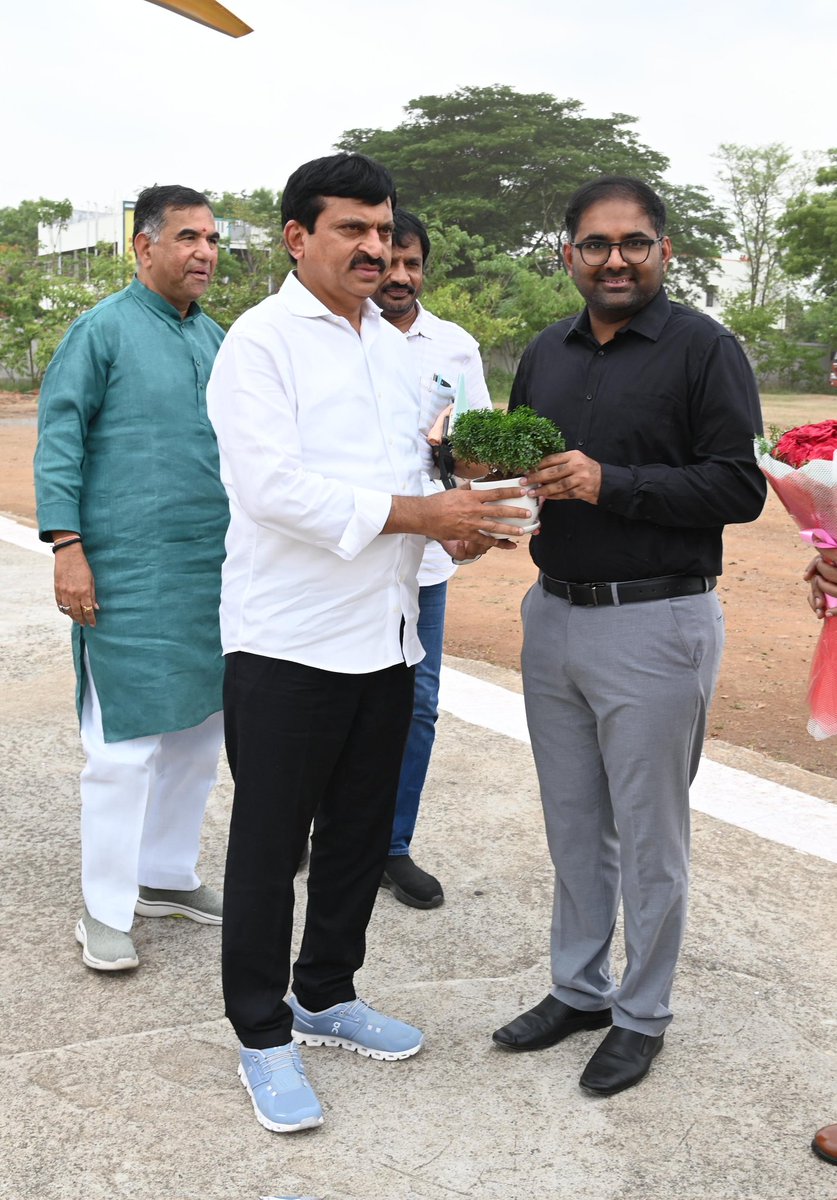 *మంగళవారం  జిల్లా కలెక్టరేట్ హెలిపాడ్ వద్ద రెవెన్యూ , హౌసింగ్, సమాచార శాఖ మంత్రి పొంగులేటి శ్రీనివాస్ రెడ్డి కి స్వాగతం పలికిన  జిల్లా కలెక్టర్ శ్రీ కోయ శ్రీహర్ష*