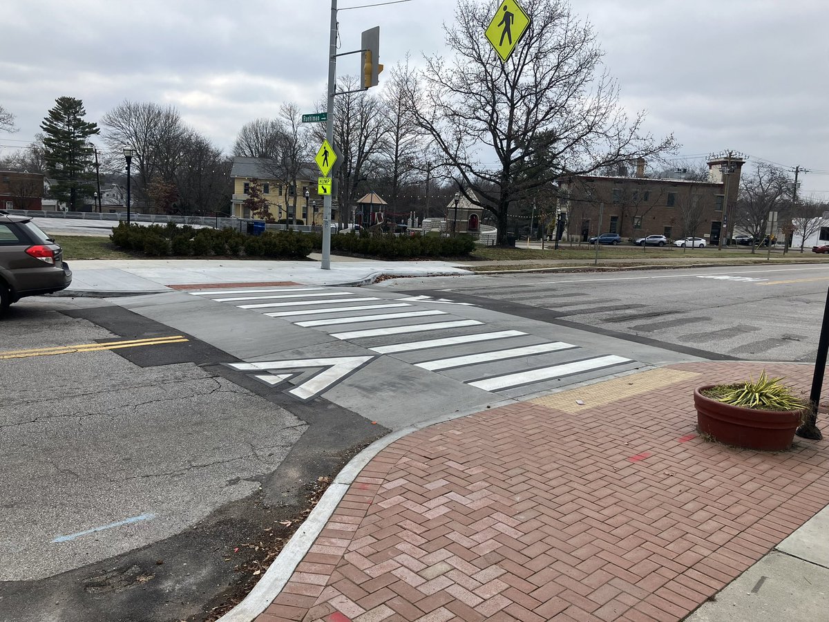 WeMoveCincy's tweet image. Over the last year we’ve installed:
🚶🏽♂️ 109,567 sq ft of sidewalk
🚙 258 traffic calming improvements
💡 1,190 new or improved streetlights
Read more in our 2024 Complete Streets Report at bit.ly/4drtTDQ