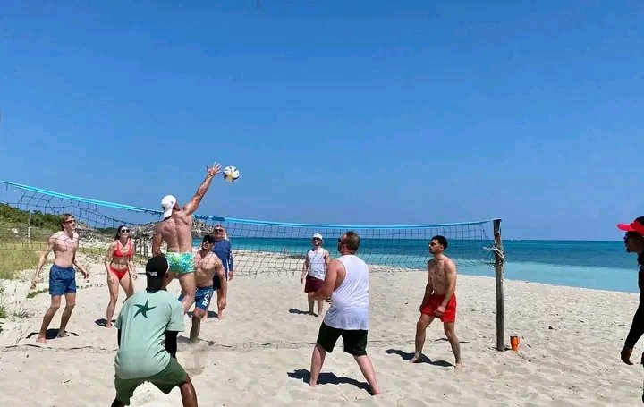 Alejand39161614's tweet photo. Sol ☀️,arena y mar azul, una refrescante limonada desde nuestro “CHIRINGUITO” #barplaya 🌊, amigos canadienses de invitados, nuestro team de animación #IBEROSTARCuba Playa Alameda dándole vida en la mañana a nuestro #canadaday🇨🇦.
@Edisson_hilos @JeanCarlossNic #CubaUnica https://t.co/RPI68X71Hl