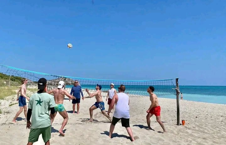 Alejand39161614's tweet photo. Sol ☀️,arena y mar azul, una refrescante limonada desde nuestro “CHIRINGUITO” #barplaya 🌊, amigos canadienses de invitados, nuestro team de animación #IBEROSTARCuba Playa Alameda dándole vida en la mañana a nuestro #canadaday🇨🇦.
@Edisson_hilos @JeanCarlossNic #CubaUnica https://t.co/RPI68X71Hl