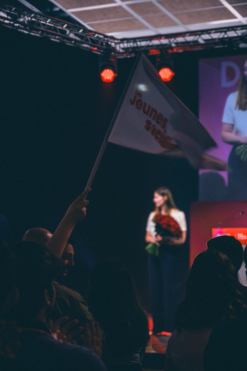 _estelle_h's tweet photo. Clap de fin pour le 2ème #congresJS  ! 🌹

C'est une belle victoire pour le @PrintempsJS_ et notre nouveau président @RemiBoussemart ! ☀️
Merci à @EmmaRafowicz et son équipe qui a reconstruit notre organisation 💗

On continue ! ✊

 @Stan_Ferrari_ 📸 https://t.co/8N3W40w1zR