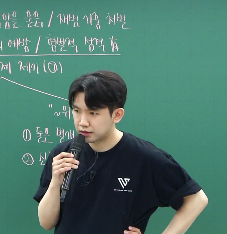 김승모보고 우울했던 마음
해설 강의로 치유함
아 진짜 미인계로 학생 다 끌어모은다고 할뻔 ㅋㅋ 아 공주의 얼굴과 공포의주둥아리를 동시에 가지고 계셔서 더 관심간다고 할뻔ㅋㅋ