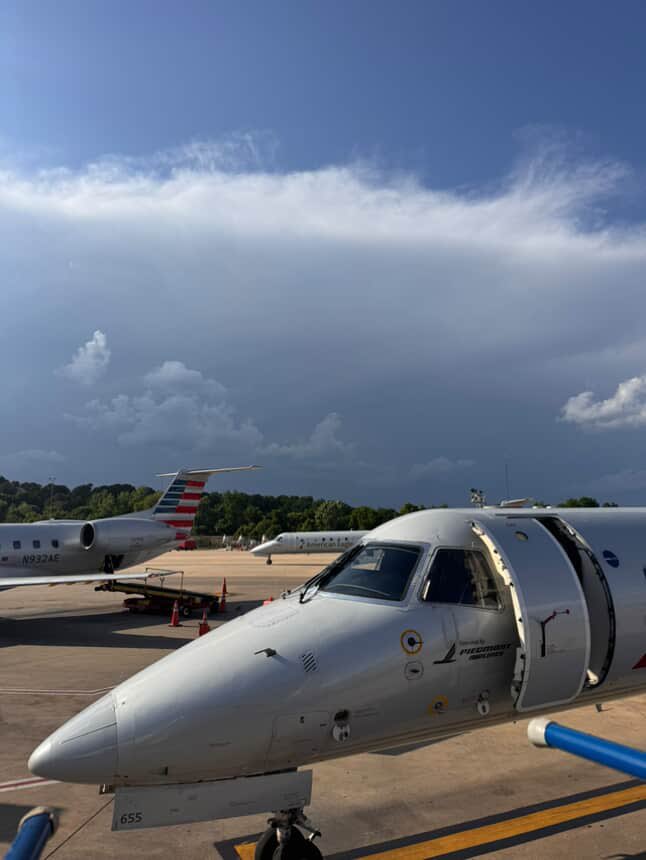 Let's play a little aviation “I spy”! 🔍✈️
Comment below how many sleek ERJ-145s you can pick out in this picture? 

#TravelTuesday #PiedmontAirlines
