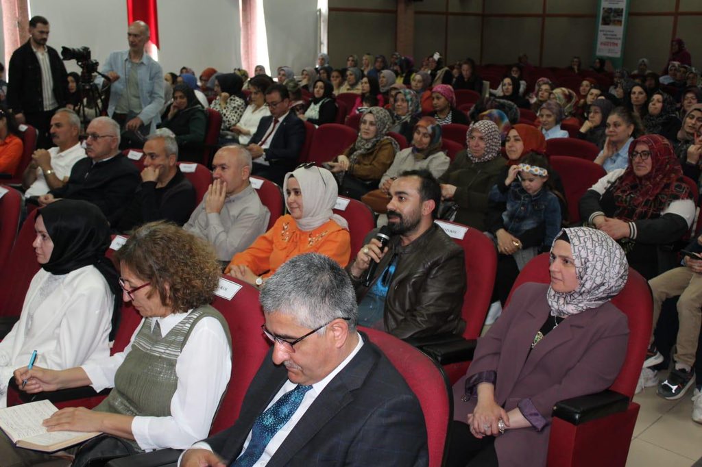Aile Eğitimlerimiz Devam Ediyor: Türkiye Yüzyılında Anne-Baba Olmak

Genel Müdürlüğümüz tarafından Türkiye Yüzyılı Maarif Modeli kapsamında velilere yönelik “Türkiye Yüzyılında Anne-Baba Olmak” konferansı, Bakan Yardımcımız Sayın Doç. Dr. Celile Eren Ökten’in teşrifleriyle