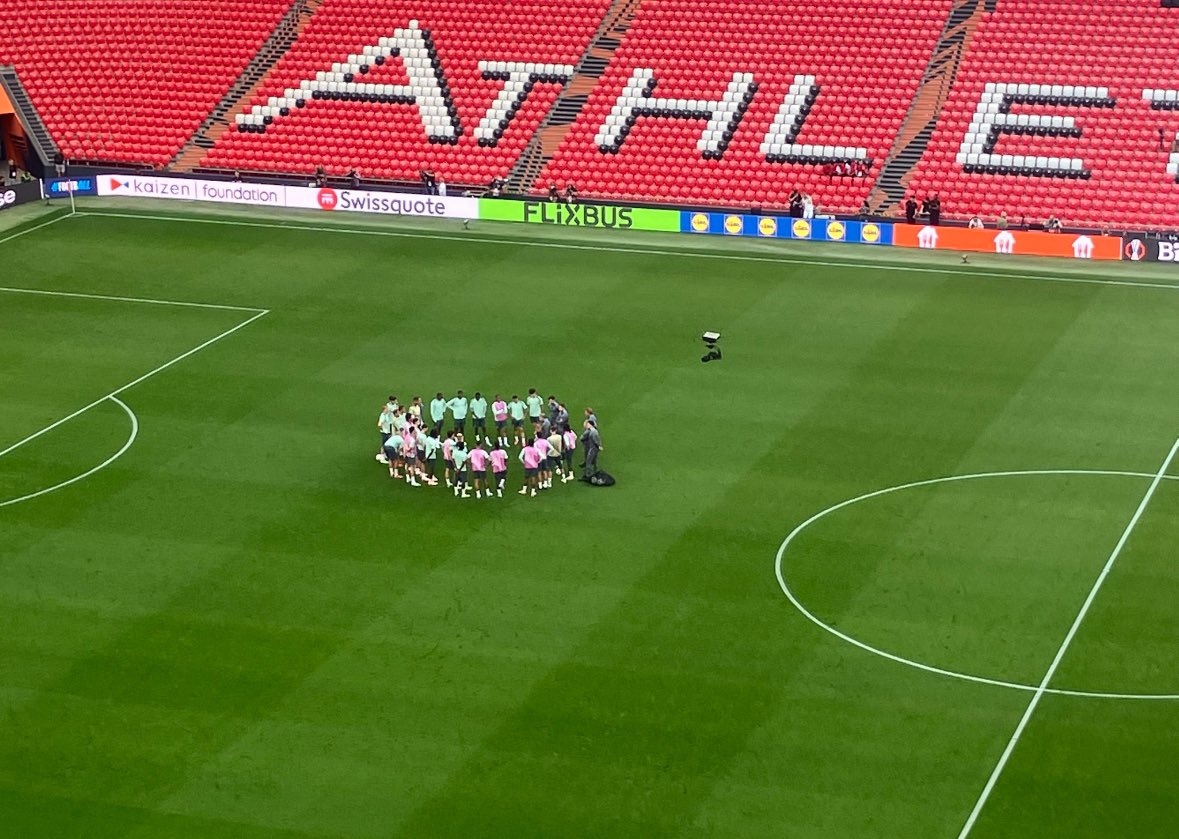 StokeyyG2's tweet photo. Ange Postecoglou has gathered all his Spurs players in a huddle on the Bilbao pitch before their final tomorrow…

What do you think he’s saying to them? https://t.co/eh1FgXok5X