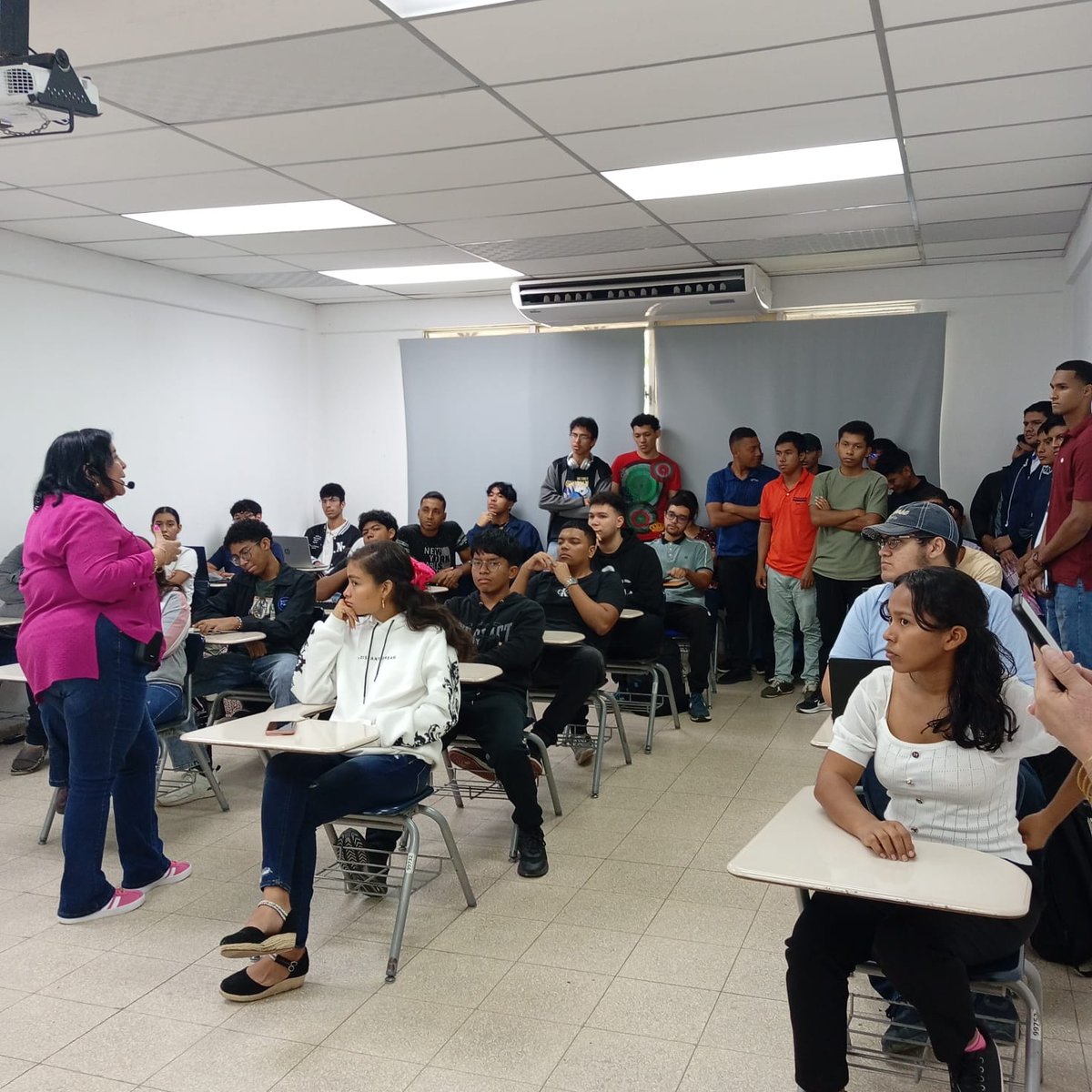 DrAlexisTejedor's tweet photo. En @UTPCocle de la @utppanama los estudiantes preguntan de todo, hasta si habrá debates. Lleno total en las presentaciones estudiantiles. ¡Con @MarcelaUTP de corazón! https://t.co/FMCTN1rF25
