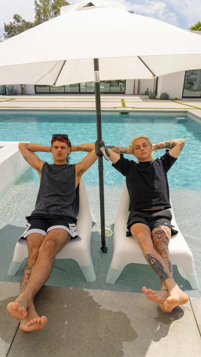 It’s time for a Close Friends Only speed round with Argentinean music duo Ca7riel &amp; Paco Amoroso 😎

What’s the best (and worst) advice they’ve ever received? Who’d make it in their dream DM group chat? 👇

<a href="/ca7rielypaco/">CA7RIEL & Paco Amoroso</a>