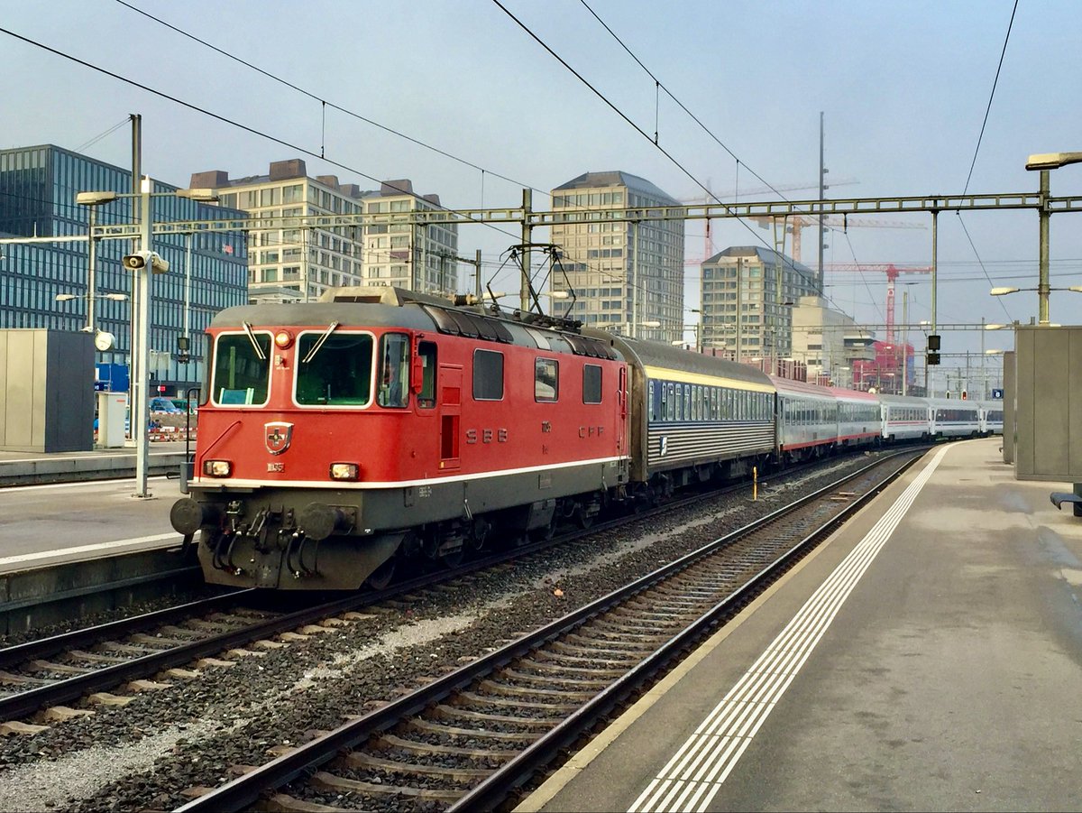 AndreasWiede's tweet photo. #Zurich🇨🇭HB in December 2015: arrival of #EuroNight #464 from #Graz 🇦🇹 and #Zagreb 🇭🇷 (via #Ljubljana 🇸🇮). Right behind the #SBB Re4/4 is the #ÖBB sleeper of the AB30 variant, with its corrugated stainless steel car body, originally a 1950s #CIWL type P car, rebuilt in the 1990s. https://t.co/4oTQS6YAop