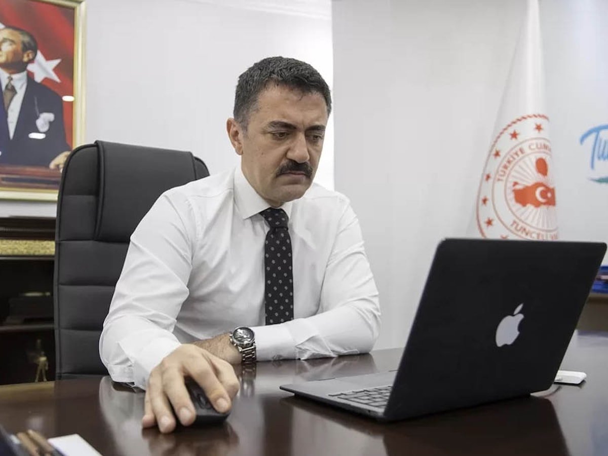 07aliyilmaz's tweet photo. Ankarada'dan gelen bir emir ile PKK'lı teröristin anma törenine izin vermesi istendiği iddia edilen Tunceli Valisi Bülent Tekbıyıkoğlu, bu emri içine sindiremeyince merkeze alınmasını istedi.
Devşirme değil, bir Anadolu çocuğu olan Bülent Tekbıyıkoğlu'nu bu onurlu ve erdemli davranışı nedeni ile kutluyorum.
Zaman Türk vatanına ve Türk devletine sahip çıkma zamanıdır.
"Ne Mutlu Türk'üm Diyene..."