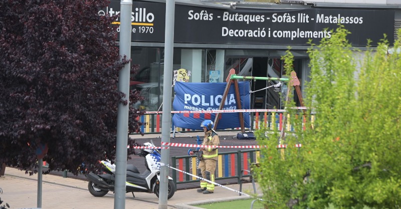RadioSabadell's tweet photo. AMPLIACIÓ | L'alcaldessa @socmartafarres i la consellera de Territori, @SilviaPaneque, s'han desplaçat fins a Via Sabadell

⚫️ Una persona ha mort després que s'esfondrés la façana d'un establiment