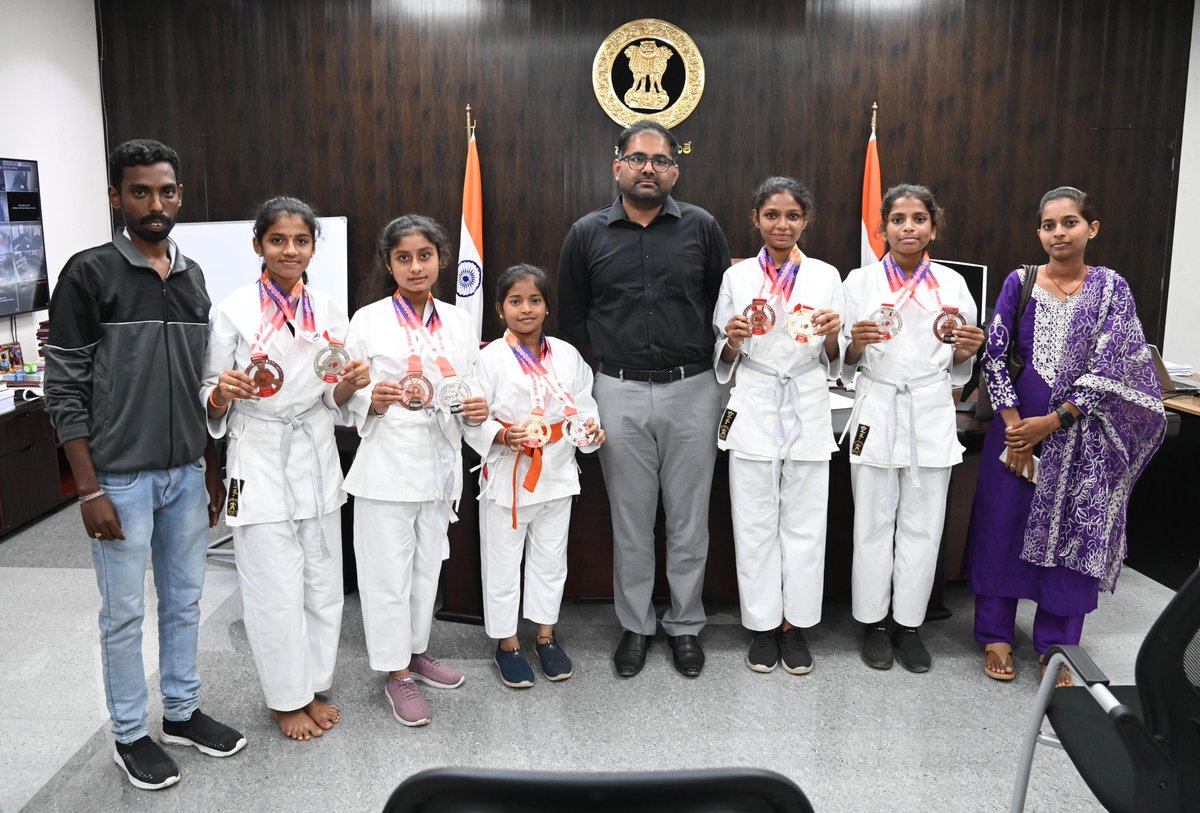 పెద్దపల్లి, మే-20:
-------------------------------------

**అంతర్జాతీయ స్థాయి  కరాటే పోటీలలో జిల్లా విద్యార్థినులు అద్బుత ప్రదర్శన..... జిల్లా కలెక్టర్ కోయ శ్రీ హర్ష*

**2 బంగారు పతకాలు,3వెండి పతకాలు ,3 కాంస్య పతకాల సాధన*

*అంతర్జాతీయ స్థాయి  కరాటే  పోటీలలో ప్రతిభ కనబరిచిన