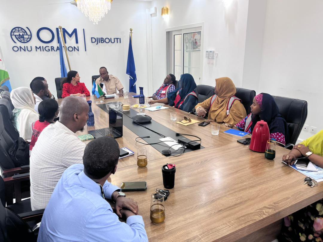 cndhdjibouti1's tweet photo. 🤝 Réunion d’information entre la CNDH et l’OIM à Djibouti

La cheffe de mission de l’OIM à Djibouti a accueilli aujourd’hui au siège de l’Organisation internationale pour les migrations, le président de la Commission nationale des droits de l’homme (CNDH) ainsi que les commissaires et membres du staff pour une réunion d’information.

🔍 L’OIM a présenté un aperçu de ses activités à Djibouti, soulignant la synergie déjà existante avec la CNDH.
🗣️ De leur côté, les commissaires de la CNDH ont partagé les observations issues de leur récente visite d’inspection au centre de rétention de Nagad.

La CNDH a salué les efforts des autorités pour l’amélioration des conditions de rétention, tout en appelant à poursuivre les réformes nécessaires pour garantir la dignité et les droits fondamentaux des personnes migrantes, notamment les plus vulnérables.

Enfin, les deux institutions ont réaffirmé leur engagement commun à développer des projets concrets pour renforcer la protection des migrants, conformément aux standards internationaux.

🤝 Cette collaboration illustre l’importance des partenariats institutionnels dans la promotion des droits humains et la gestion humanitaire des migrations.

#CNDH #OIM #Djibouti #DroitsHumains #Migration #Coopération #Partenariat @DjiboutiIom