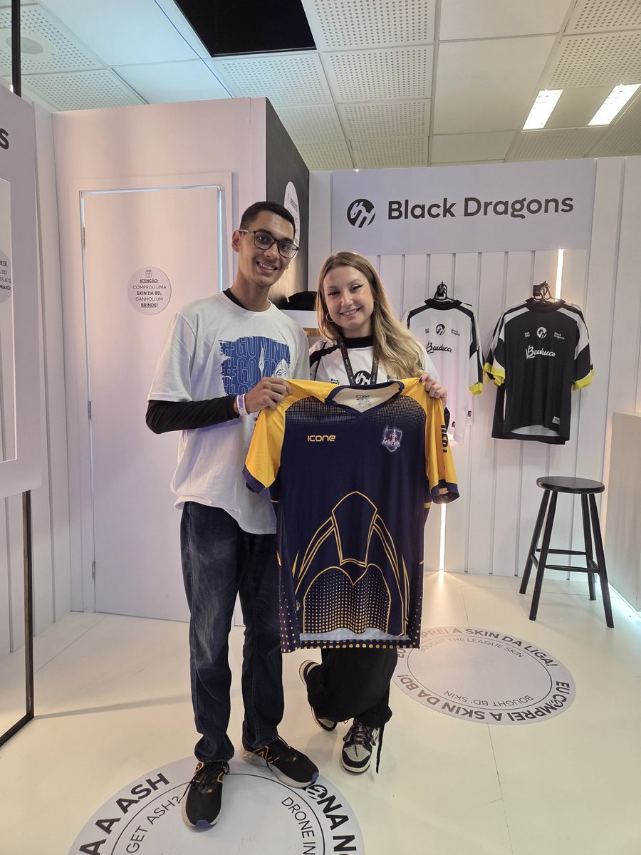 minervaesports's tweet photo. Minerva 🤝 @blackdragonsBR
Tivemos a honra de presentear a @Cherrygumms com uma jersey da MNV e a presentar a ela um pouco da nossa história!
#GoMNV #GoBD https://t.co/IMPTgBNbgg