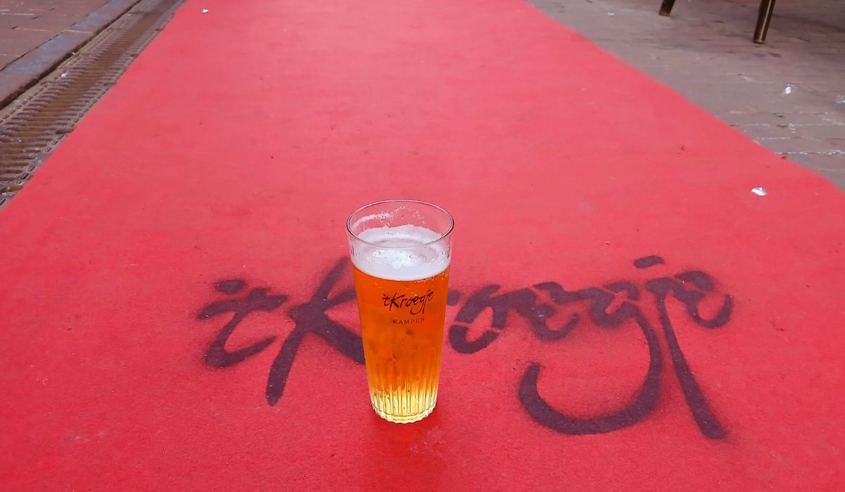 Een 20 meter lange rode loper voor de overdracht van tKroegje, wat een feest was dat! Daarmee zet je iedereen in het zonnetje op zo'n dag. Het logo is er opgespoten met een handgesneden mal. Ook een mooie loper voor jouw feest? neem contact op met <a href="/HetMatelier/">Het Matelier</a> #rodeloper #feest