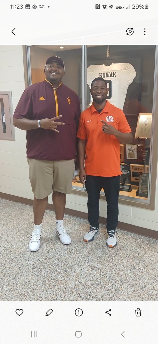sstephens21's tweet photo. My guy @TyBarret ! Thanks for swinging by it was awesome reminisce on the old #LHN ๐ฆ & #Autismclass ๐งฉ day's. Appreciate you sharing all the inspiring words to my players. #RECRUITPANTHERS @SPXPanthers #BeChristLike ๐๐พ #ATTACKtheDAY ๐ฆ #HandleAdversity๐ช๐ฟ #SWAG ๐ท #30under30 @TXPSMedia @TXPrivateFBGuy