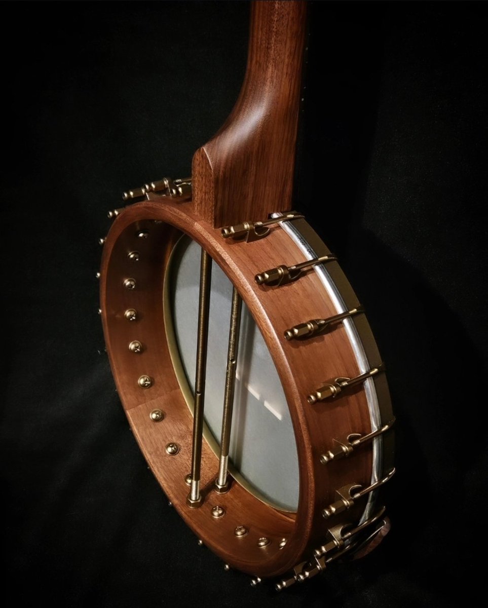 I mean.... who doesn't love cherry wood? The beloved Vega Vintage Star #banjo is now also available in cherry which gives a bit warmer tone than the standard maple version, while still maintaining plenty of brilliance 🌟