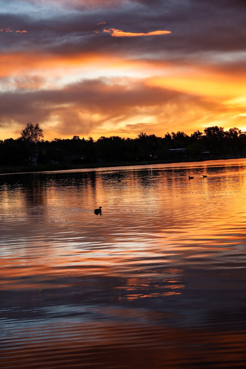 Good morning and happy Tuesday from Sloan's Lake, Denver! 🌄 

📸: Jonah LOrange Photography.