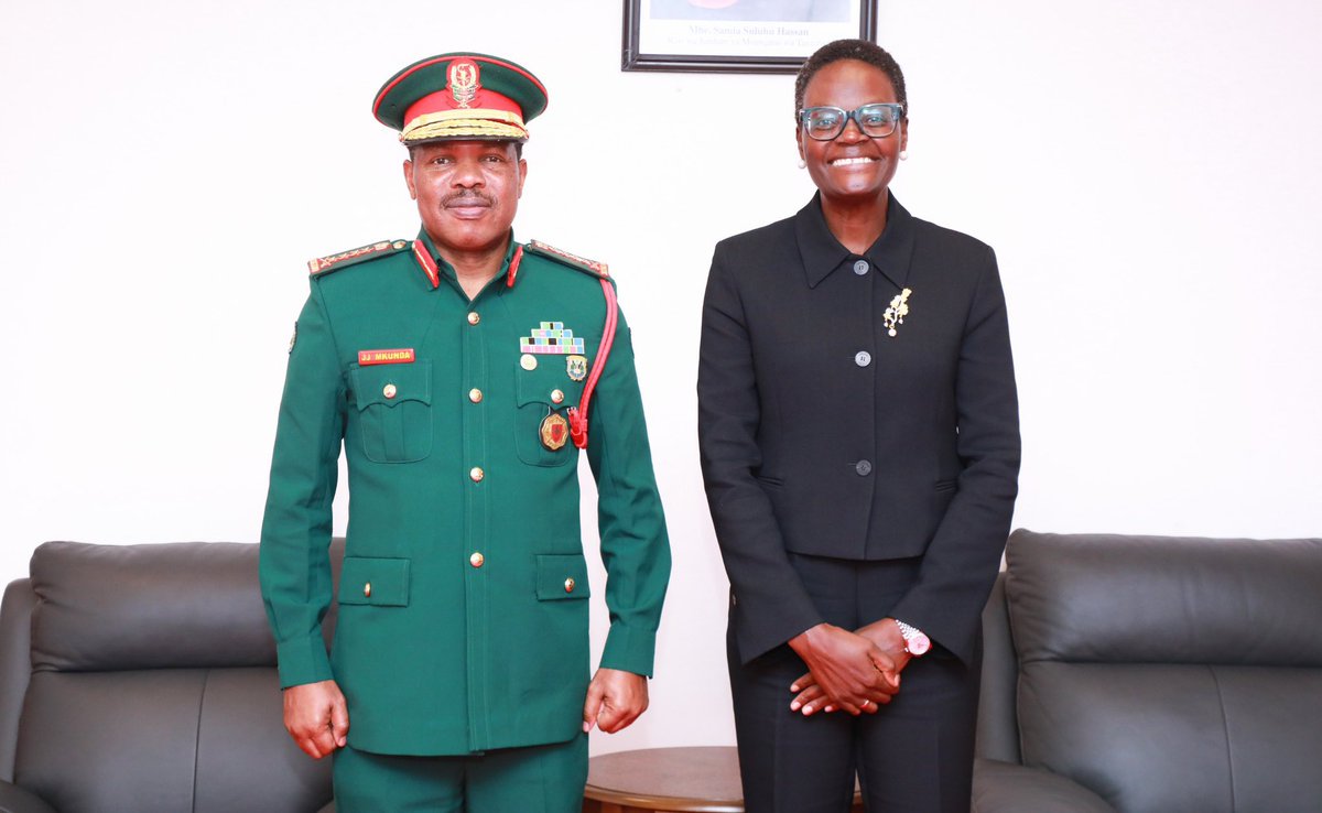 Spika wa Bunge la Tanzania na Rais wa Umoja wa Mabunge Duniani, Mhe. Dkt. Tulia Ackson, amekutana na kufanya mazungumzo na Mkuu wa Majeshi ya Ulinzi nchini, Jenerali Jacob Mkunda ofisini kwake Bungeni Jijini Dodoma. Kushoto kwake ni Katibu wa Bunge Ndg. Baraka Leonard.