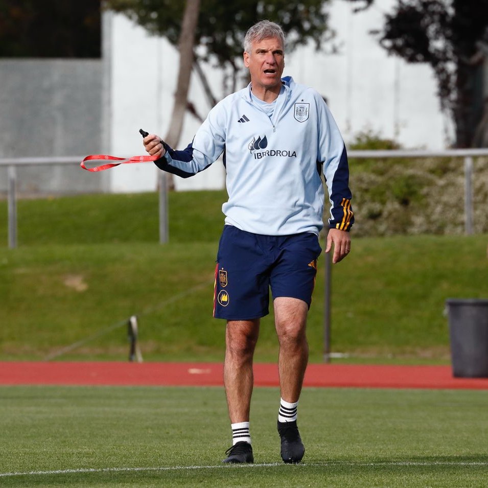 🚨𝗝𝗮𝘃𝗶𝗲𝗿 𝗟𝗲𝗿𝗴𝗮 cita a 𝟮𝟰 𝗷𝘂𝗴𝗮𝗱𝗼𝗿𝗮𝘀 para los entrenamientos en 𝗠𝘂𝗿𝗰𝗶𝗮.

☝🏻Las internacionales siguen preparando el 𝗘𝘂𝗿𝗼𝗽𝗲𝗼 𝗱𝗲 𝗣𝗼𝗹𝗼𝗻𝗶𝗮 que se disputará del 15 al 27 de junio.

🔗rfef.es/es/noticias/ja…

#NuestraBase