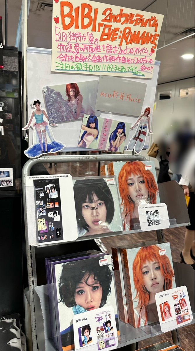 TOWER_Shibuya's tweet photo. 【＃タワ渋kpop】
BIBI 2nd フルアルバム
「EVE: ROMANCE」
入荷しました！
5Fにて展開中✨

BIBI独特の「愛」の物語。
是非、触れてみてください🍎

そしてそして！うれしいお知らせが！！！
／
初の日本単独公演決定！
＼
東京は、、、
2025年9月18.19日の2days
Zepp Haneda

楽しみですね！

#비비 #BIBI #EVE #ROMANCE